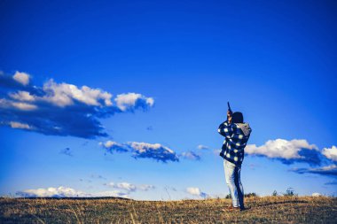 Avcı hayvanlar lekelenme kapsamlı güçlü tüfekle. Hunter avı av tüfeği silahla. Metin için yer kopyalayın. Şimdiye kadar yapılmış en gerçekçi avcılık oyunu.