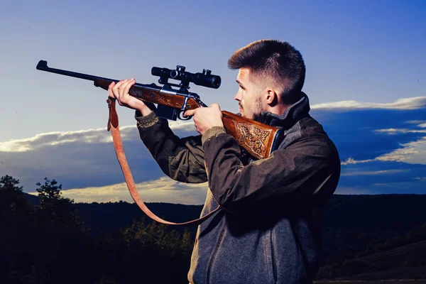 검은머리물떼새는 먹이와 장비를 사냥 한다. 사냥중에 엽총으로 사냥하는 사냥꾼. 동물을 대상으로 한 강력 한 소총을 가진 사냥꾼. — 스톡 사진