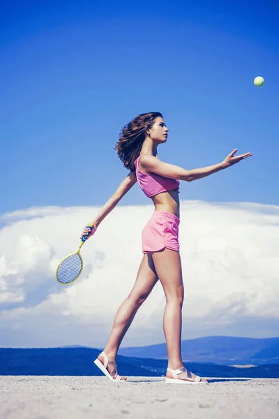 Estilo de vida. Deporte favorito. Resultado del entrenamiento. Comience el entrenamiento diario. Mujer activa delgada sexy con hermoso cuerpo recto en ropa deportiva fondo cielo azul al aire libre. Entrenamiento regular. Asistencia sanitaria — Foto de Stock