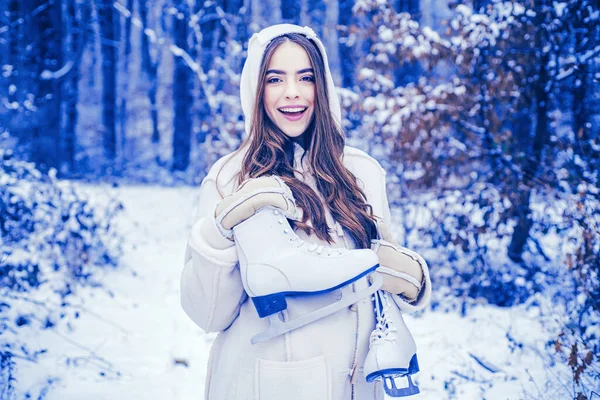 Fille jouant avec la neige dans le parc. les femmes sur la montagne. Belle fille dans la forêt d'hiver en duvet blanc. Femme d'hiver . — Photo