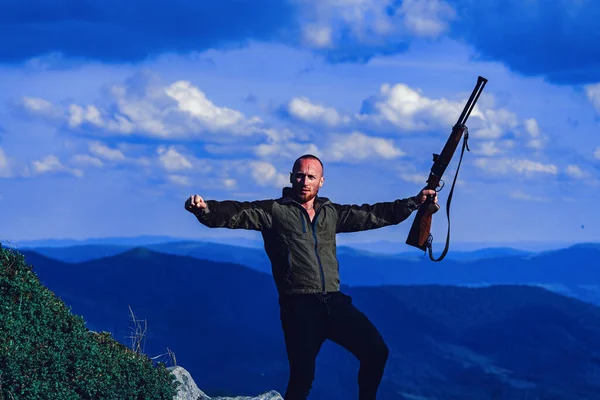 Emocionado Hunter con su rifle. Lugares naturales para la caza. Hunter con escopeta después de una cacería. Objetivo Hunter con mira láser. Licencias de caza. —  Fotos de Stock