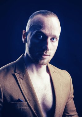 Duygusuz bir gencin yüzüne yakından bak. Kendine güvenen bir Orta Doğulu iş adamının yakın portresi. Başarılı Orta Doğulu iş adamı.