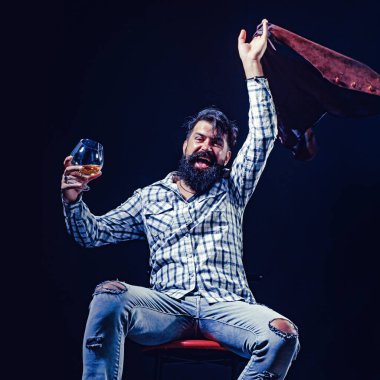 Alkol bağımlılığı: bir bardak viskiye bakan sarhoş adam. Gerçek sosyal sorun. Alkol problemleri için tedavi. Alkol kavramı.
