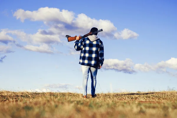 Jäger mit Gewehr auf Jagd. geschlossene und offene Jagdsaison. — Stockfoto