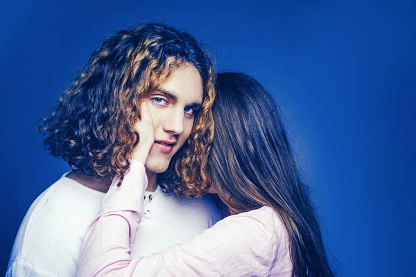 Een gespierde man. Knappe jongen knuffelt mooi meisje met lang haar. Een paar verliefd. Rustig maar. Verliefd op donkere lucht achtergrond. Een jong sexy stel. Ik hou van alles aan haar. — Stockfoto