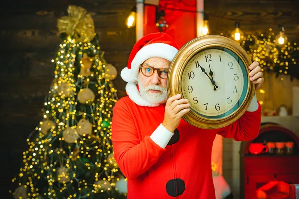 Porträt des Weihnachtsmannes mit Wecker. Neujahr und Weihnachten. Weihnachtsmann mit echtem Bart, der Uhr hält. Es ist fast zwölf Uhr. Erntedank und Weihnachten. — Stockfoto