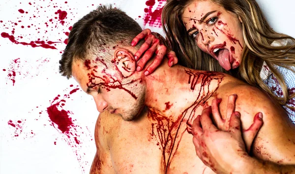 Couple sur fond sanglant. L'instinct animal. Don et donar. Couple dans le sang. Terrifiant couple zombie . — Photo