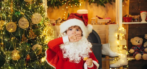 Dzieciak Święty Mikołaj lubi ciasteczka i mleko pozostawione mu w Wigilię. Portret zaskoczonego i zabawnego dziecka Mikołaja — Zdjęcie stockowe