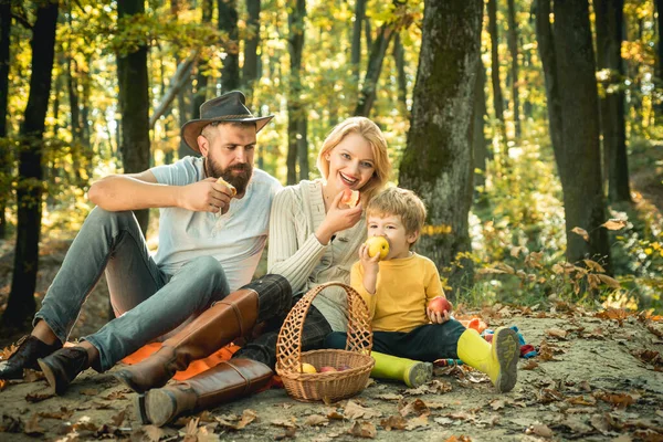 Mother father and son in picnic. Family Picnic in nature. Happy family with kid boy relaxing while hiking in forest. Basket picnic healthy food snacks fruits. — 스톡 사진