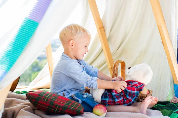 Niño feliz jugando con juguete en verano en el camping. Hermoso día divertido para lindo niño en la naturaleza. Sólo me preocupa la diversión. . —  Fotos de Stock