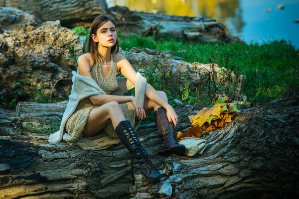 Mulher bonita em um parque. Dia ensolarado. Moda feminina. Obra de arte de mulher romântica. Mulher bonita com cabelo escuro longo. Retrato de menina modelo de beleza com maquiagem natural . — Fotografia de Stock