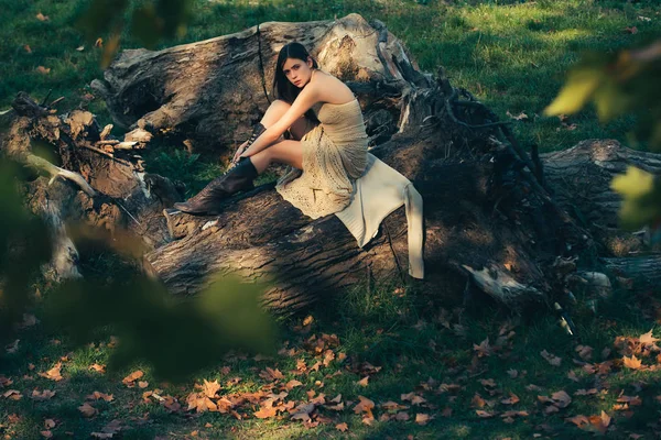 Vintage στυλ φωτογραφία του όμορφου κοριτσιού στο δάσος ή πάρκο. Όμορφη νεαρή γυναίκα με μακριά μαλλιά. Γυναικεία μόδα. Νεαρή που ποζάρει. Πορτρέτο του κοριτσιού μοντέλο ομορφιάς με φυσικό μακιγιάζ. — Φωτογραφία Αρχείου