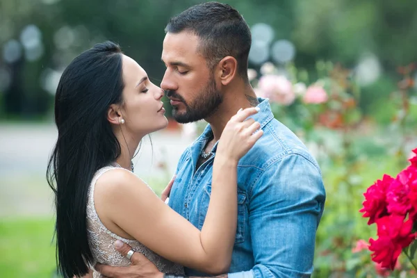 Pareja de retratos enamorados besándose. Pasión citas y amor. Concepto de seducción. Retrato romántico de una sensual pareja enamorada. Secretos de fantasía. Haciendo el amor a un joven amante . — Foto de Stock