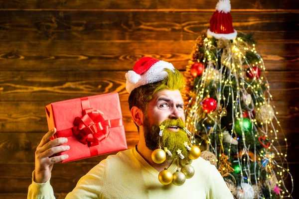 Santa Claus barbudo - retrato de cerca. Regalos de entrega. Año Nuevo, tarjeta de Navidad. Hipster moderna Santa Claus desea Feliz Navidad . —  Fotos de Stock