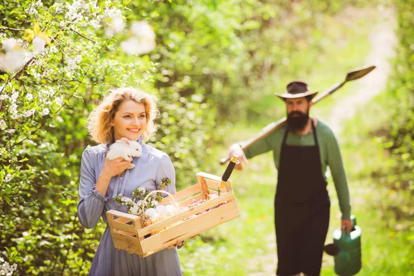 Couple of farmers walking in agricultural field. Farmers couple working in field. Lifestyle and family life. Crop planting at fields. Fresh organic vegetables from the farm. — Stock Photo, Image