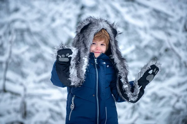 Childhood on countryside. Cute Winter boy in frosty winter Park. Happy winter time. The morning before Christmas. — Stockfoto