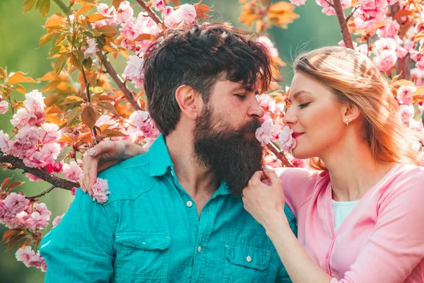 Kissing couple in spring nature close-up portrait. Easter couple, Couple in love enjoying pink cherry blossom. — 스톡 사진