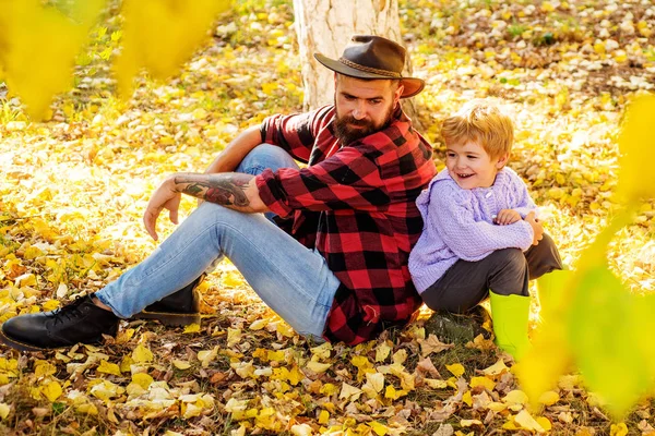 Baba ve oğul kamp. Babası sonbaharda açık havada olan küçük çocuk. Sevimli oğlu olan mutlu neşeli baba: tatil kavramı seyahat. — Stok fotoğraf