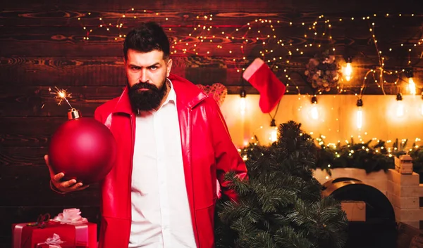 Christmas man in fashion red dress hold bomb. Creative boom. Hipster Santa claus. Bomb text copy space. Creative boom. Christmas Santa claus with bomb. — Stockfoto