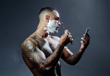 Tıraş adam ve jilet adam. Vintage kuaför dükkanı tıraş. Bıyık balmumu.