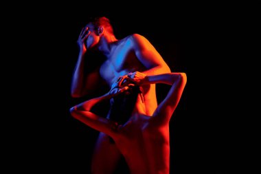 Evli çift ve cinsel sorunlar kavramı. Tutkulu aşık güzel kadın uyandırmadan okşama. Şehvetli kadın adamı baştan çıkarmaya kelepçe ile bağladı.