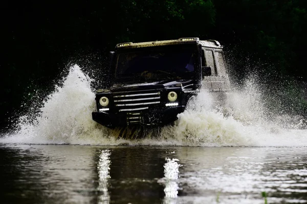 Bahno a voda stříkají v off-road závodech. Expedice mrazáku. Drag závodní auto spaluje gumu. Extrémní. Terénní auto. — Stock fotografie