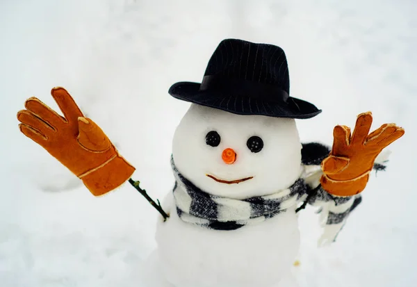 Aranyos hóembert állva Télen karácsonyi táj. Téli Art üdvözlőlap. hóember kívánok boldog karácsonyt és boldog ünnepek — Stock Fotó