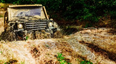 Çamur ve su sıçrama off-road yarış içinde. Sefer offroader. Drag racing araba lastik yakar. Aşırı. Off-road araç. Ralli yarış.