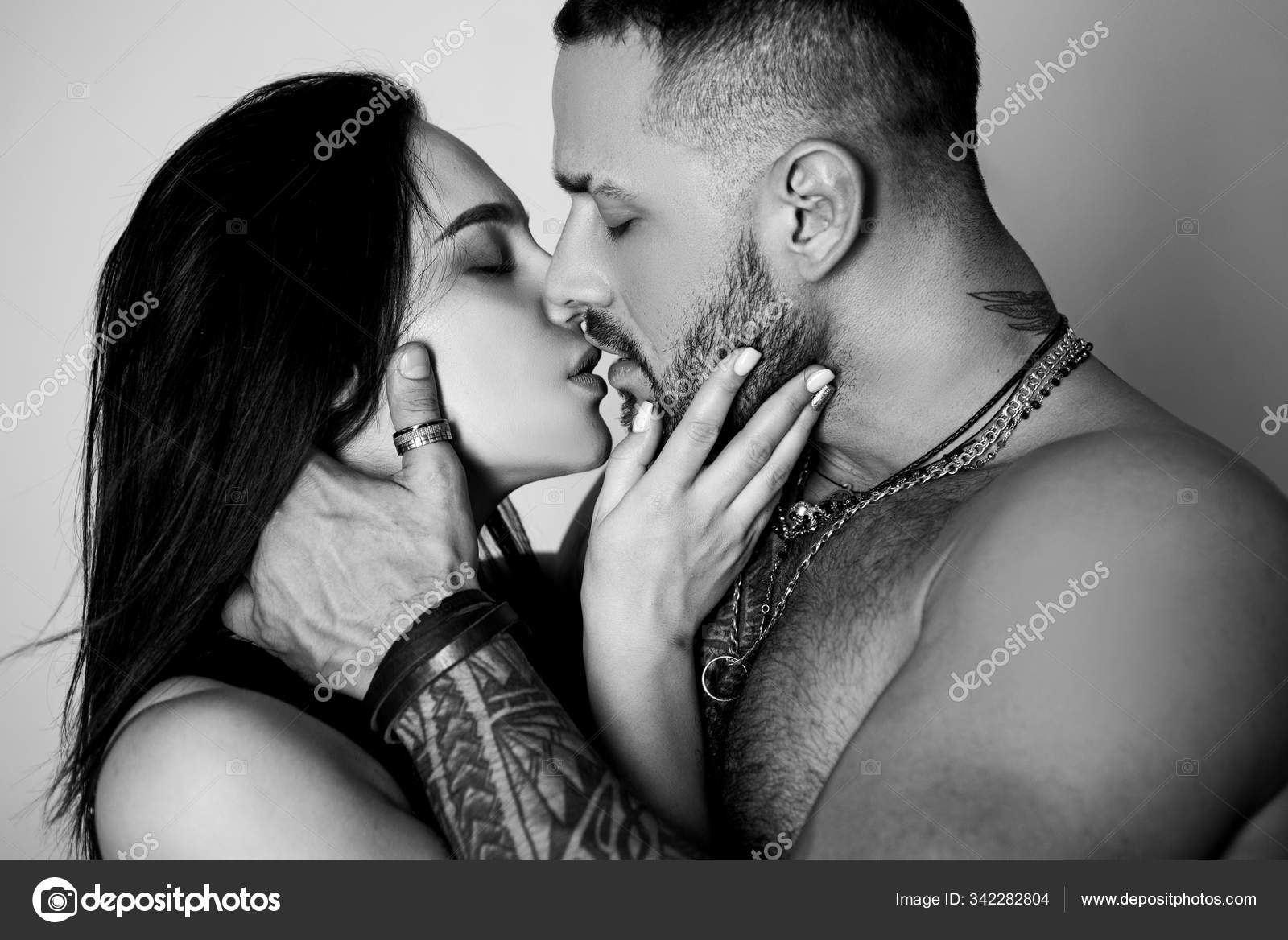 Dissolvam-se um no outro. Casal apaixonado. Beijo romântico e amor.  Relacionamento íntimo e relações sexuais. Feche a boca beijando. Paixão e  beijo sensual. Momentos de intimidade. Sensual casal beijo — Foto ©, image size:1600x1168