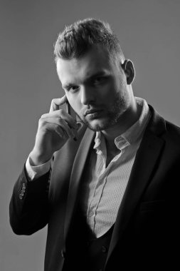 İşadamı telefon mobil ile çalışıyor. Lüks klasik takım elbiseler, moda. Erkek takım elbisesi modası. Toplantı telefonu.