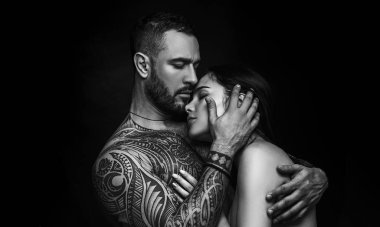 Sevgi ve arzu. Latin adam sevgi ile sevimli kadın sarılma. Aşık şehvetli bir çift. İspanyol adam ve seksi kadın erotik aşk