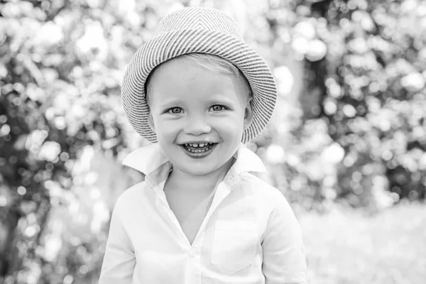 Lycklig barndom. Lycklig liten pojke. Lustig liten pojke. Lyckliga stunder. — Stockfoto