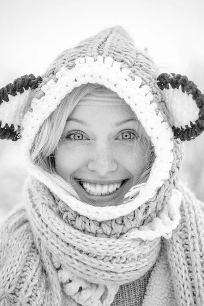 Joyful Beauty jovem mulher se divertindo no Parque de Inverno. Mulher de inverno. Retrato de inverno menina feliz. Retrato de uma jovem mulher na neve — Fotografia de Stock