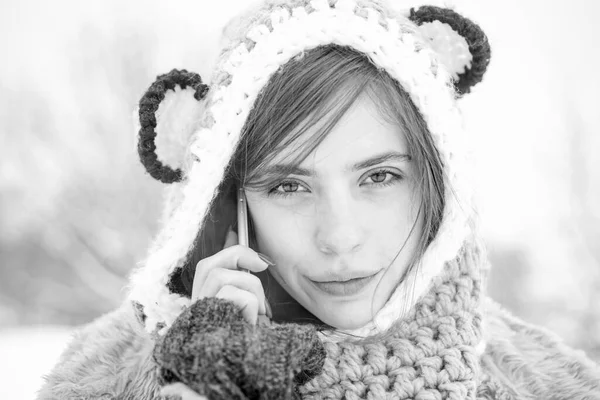 Πορτραίτο μιας νεαρής γυναίκας στο χιόνι. Χειμερινή γυναίκα που χρησιμοποιεί κινητό τηλέφωνο ή smartphone. Ευτυχισμένο κορίτσι πορτρέτο χειμώνα με smartphone. — Φωτογραφία Αρχείου