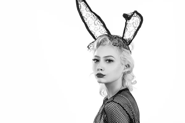 Påskägg kvinna. Leende påsk. Söt kanin. Easter bunny klänning. — Stockfoto