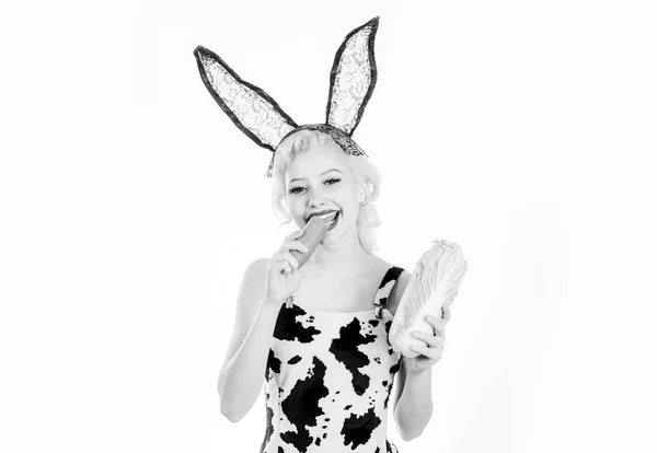 Glimlach Pasen. Schattig konijn - jonge vrouw met banny oren. Easter bunny jurk. — Stockfoto