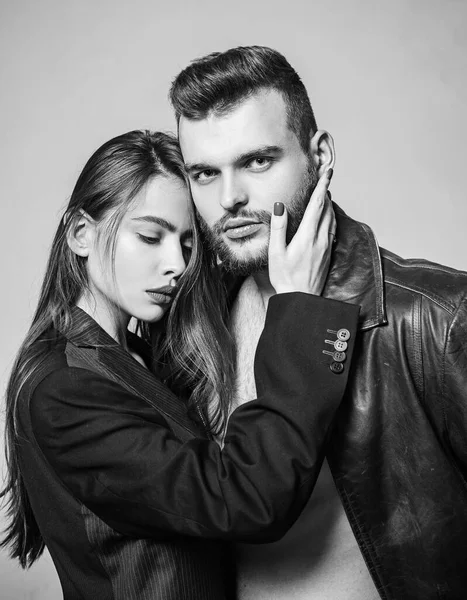 Fashion couple. Sensual lovers. Girlfriend passionate red lips and man leather jacket. Passionate hug. Couple passionate people in love — Stok fotoğraf