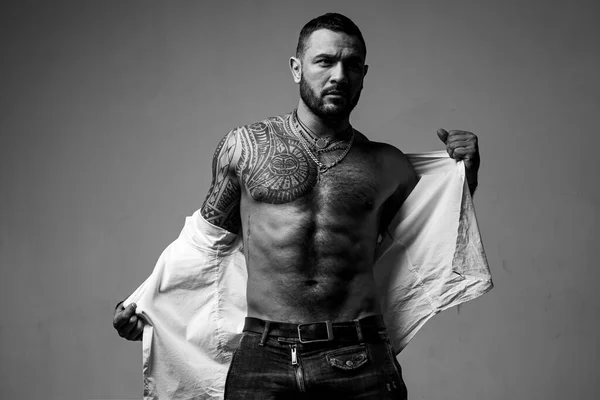 Carisma de confianza. macho musculoso con cuerpo atlético. deporte y fitness, salud. abdominales sexy del hombre del tatuaje. moda masculina. brutal torso deportista. esteroides. cuerpo muscular sexy. hombre musculoso — Foto de Stock