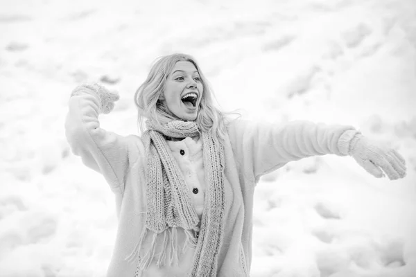 冬の美しい若い女性。冬の季節。冬だ雪玉と冬の楽しみ。初雪を楽しむかわいい遊び心のある若い女性の屋外. — ストック写真