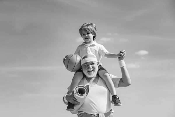 Opa und Enkel auf Spurensuche. Vater und Kind trainieren zusammen. Ich liebe Sport. Aktive Familien genießen Sport und Fitness. glücklich liebende Familie. — Stockfoto