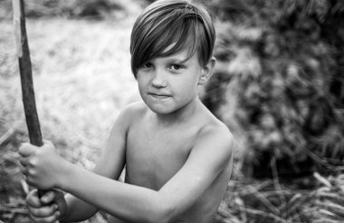 Sarışın çocuk yaprakları ile oynama ve kameraya arıyorum. Satılık tüm sonbahar koleksiyonu, inanılmaz indirimler ve harika bir seçim. Çocuk çocuk giyim sonbahar için tanıtır. Mutlu çocukluk.