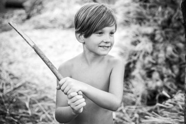 Çocukluk gruptaki. Köy zamanla. Çocuk ben sonbahar güneşli gün için hazırlanıyor. Çocuk bir sopa tarafından korunmaktadır.