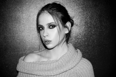 Dudaklarında ruj olan kız. Makyaj kozmetik ve cilt bakımı. moda makyaj ile kadın. Güzellik salonu. Kadının moda portresi. Moda modeli güzellik ve moda bakmak. makyaj ile kadın