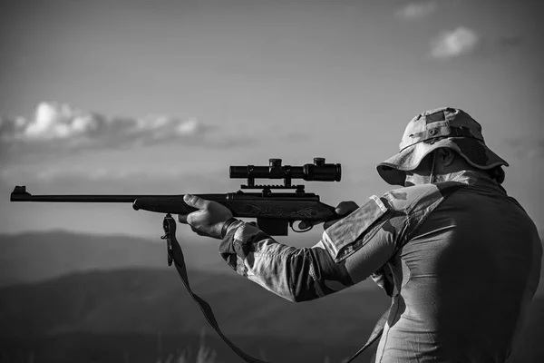 Jäger-Klassiker. Jäger mit Gewehr auf Jagd. Jäger in der Jagdsaison. Jagdzeit. männlich mit einer Waffe. Jäger mit Jagdgewehr und Jagdschein zur Jagd. — Stockfoto