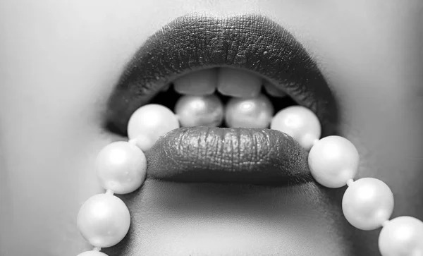 Rote Lippen. Luxuslippen mit Perlen. Textur Lippen und matten Lippenstift. lila matter Lippenstift. mattrote Lippen mit Perlen in Nahaufnahme. Lippenstift. — Stockfoto