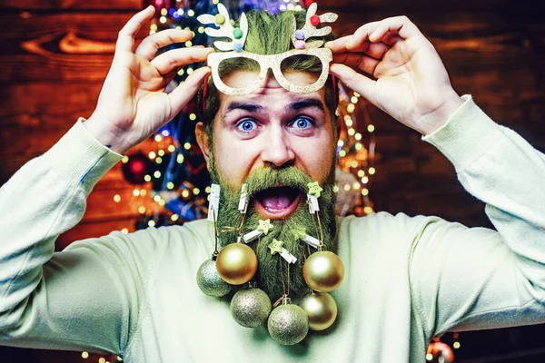 Styling Santa hipster met een lange baard poseren op de kerst houten achtergrond. Winteremotie. — Stockfoto
