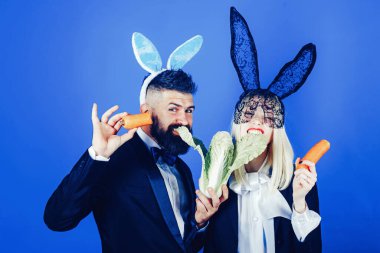 Sevimli tavşan çift. Paskalya tavşanı elbisesi. Mutlu Paskalya yumurtası çifti. Komik Paskalya.