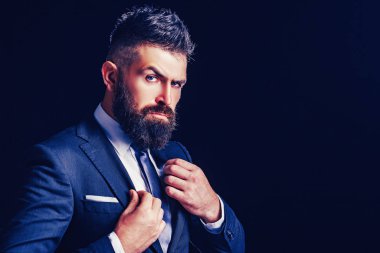 Klasik takım elbiseli zengin sakallı adam. Şık, sıradan bir elbise. Moda kıyafeti. Lüks erkek kıyafetleri. Takım elbiseli adam. İş adamı güveni. Klasik kostüm. Mans Moda.