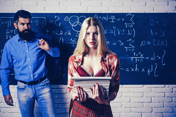 La vie étudiante. Deux hommes et une femme en classe. Étudiants et professeur en amour ensemble. Étudiante avec un professeur masculin en classe. Professeur avec sexy étudiante. — Photo