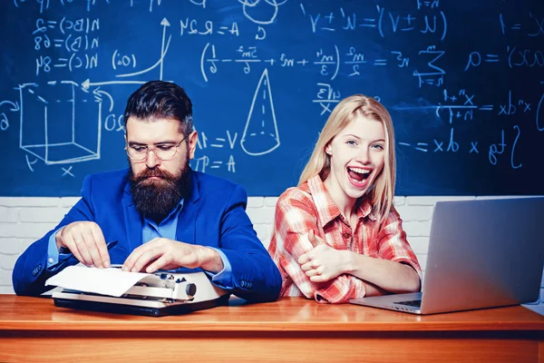 El profesor enseña a un estudiante. Estudiantes campus concepto de conocimiento educativo. Día escolar. Estudiantes preparándose para exámenes universitarios. Concepto de educación y enseñanza . —  Fotos de Stock